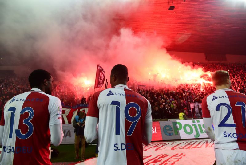 Fanoušci Slavie ze Severní tribuny zdraví fotbalisty svého týmu.