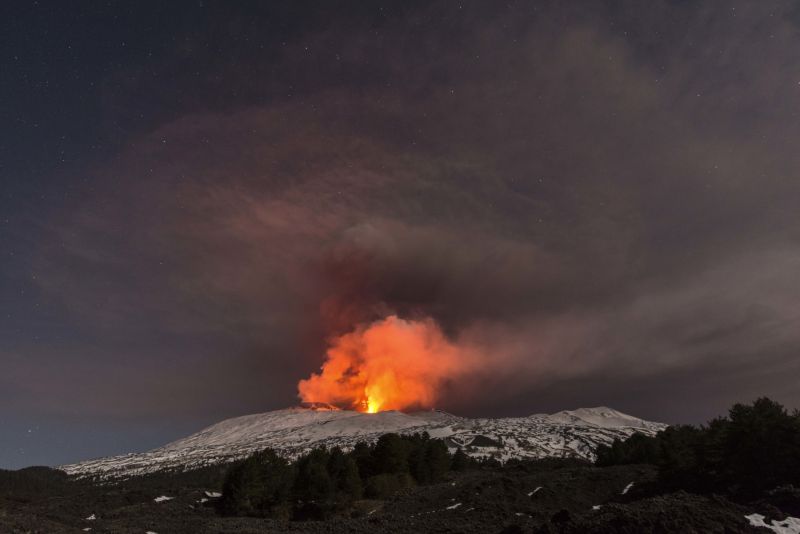 Etna je v Evropě nejvyšší činnou sopkou a zároveň druhým nejmohutnějším vulkánem.