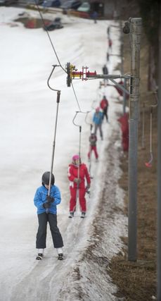 Skiareál v Hlinsku má i přes teplé počasí ještě dostatek sněhu, zavřenou má jen černou sjezdovku.