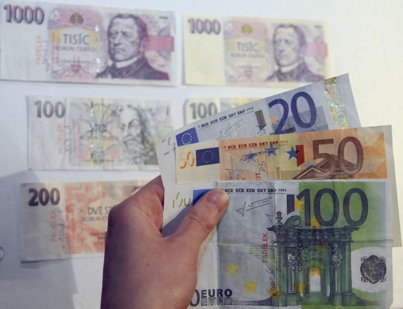 Intervence ČNB zahájila před časem s cílem oslabit korunu a držet její kurz poblíž 27 korun.