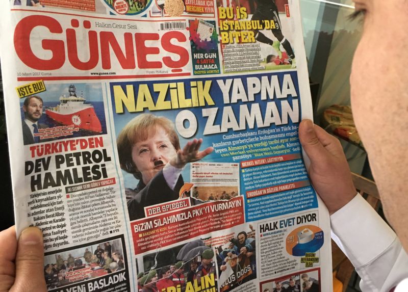 "Nenechte se přesvědčit," hlásá titulek tureckého provládního deníku k fotomontáži.