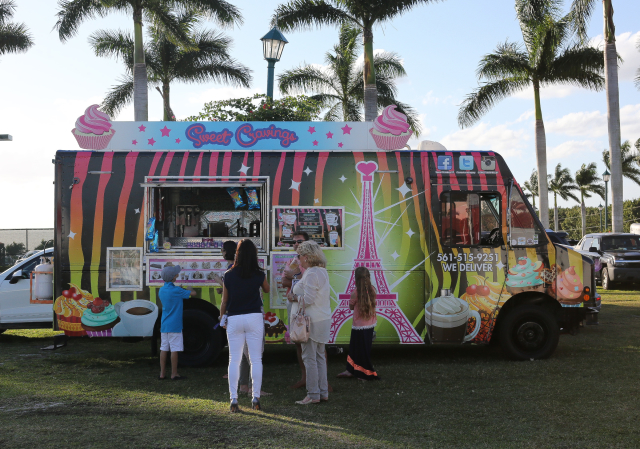 Smíchovská náplavka hostí takzvanou Food Truck Show.