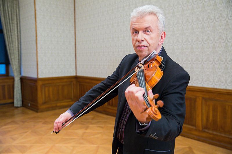 Houslista Jaroslav Svěcený.