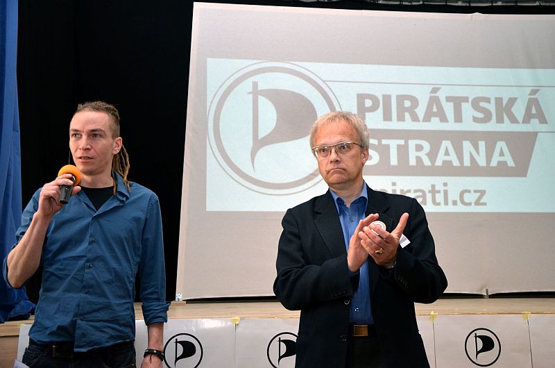 Předseda České pirátské strany Ivan Bartoš (vlevo).