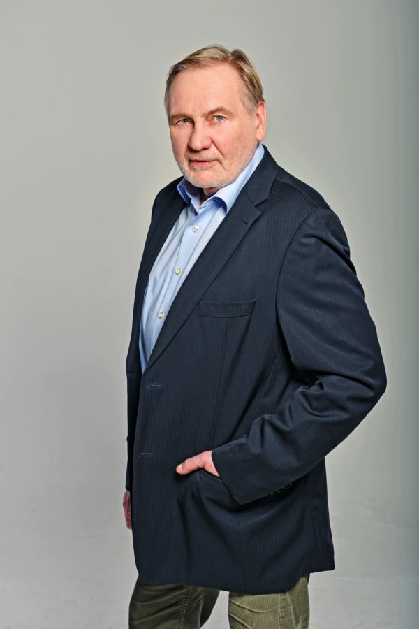Jiří Štěpnička je jako primář Bojan diplomatický a chápavý, v případě potřeby schopný zasáhnout.