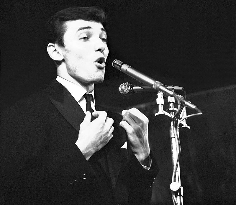 Český zpěvák Karel Gott na I. mezinárodním jazzovém festivalu v Praze v roce 1964. Český zpěvák Karel Gott na I. mezinárodním jazzovém festivalu v Praze v roce 1964.