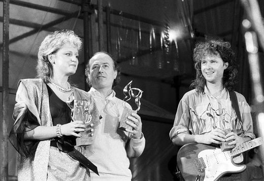 Festival politická píseň v Sokolově - zleva: zpěváci Petra Janů, Petr Janda a Peter Nagy získali cenu Kytara míru. Snímek je z roku 1987. Festival politická píseň v Sokolově - zleva: zpěváci Petra Janů, Petr Janda a Peter Nagy získali cenu Kytara míru. Snímek je z roku 1987.
