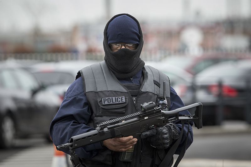 Francouzský policista před pařížským letištěm Orly.