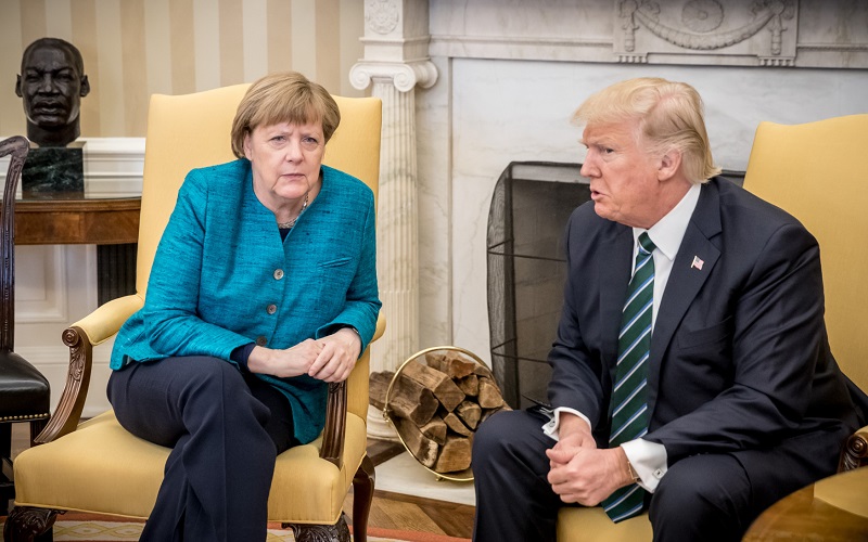 Trump označil setkání s Merkelovou za skvělé. Podle výrazů obou politiků při fotografování to ale tak nevypadalo...