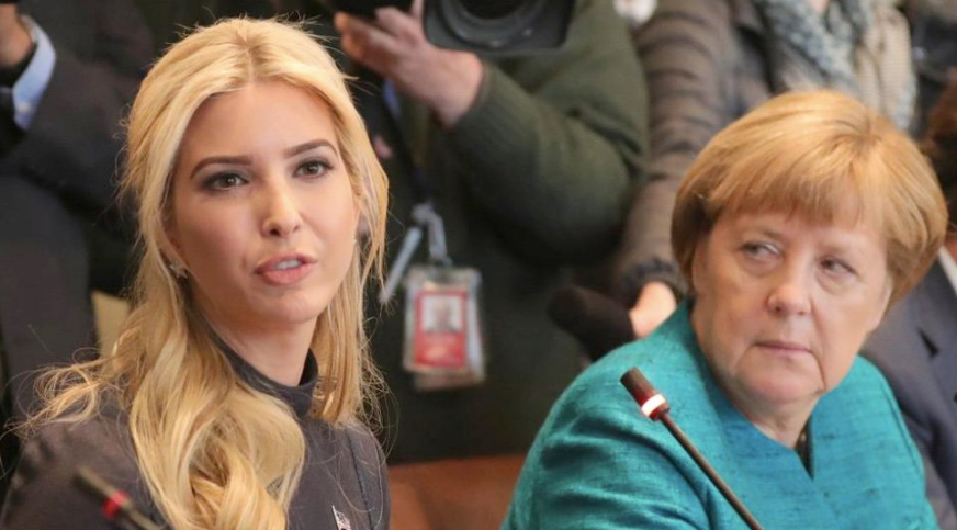 Merkelová jen těžko potlačovala své pocity při pohledu na Trumpův doprovod.  