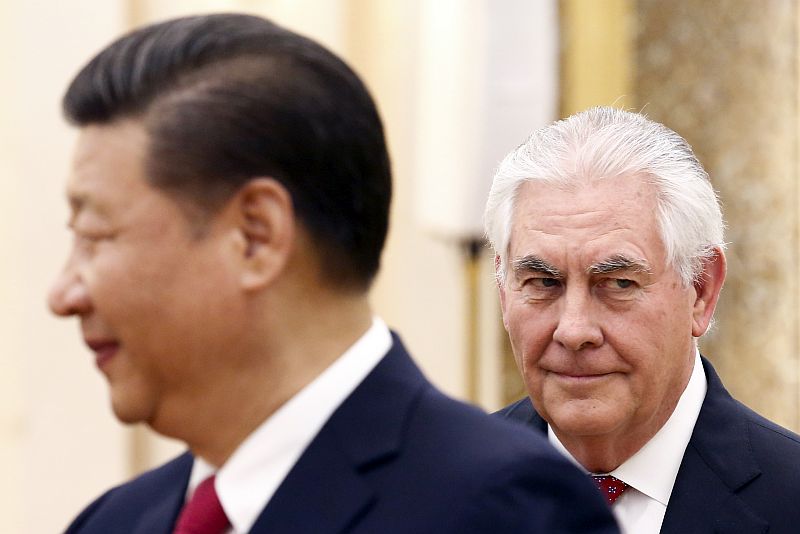 Čínský prezident Si Ťin-Pching (v popředí) a americký ministr zahraničí Rex Tillerson.