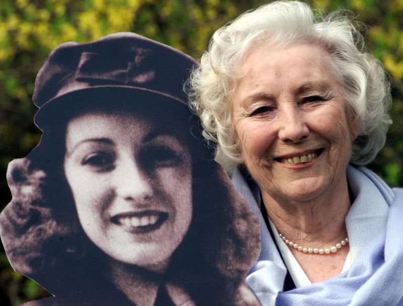 Britská zpěvačka Vera Lynn slaví sto let. Britská zpěvačka Vera Lynn slaví sto let.