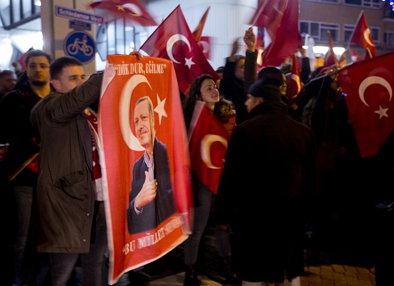 Turci protestující před tureckým konzulátem v nizozemském Rotterdamu.