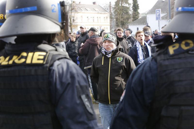Fanoušci Baníku Ostrava před zápasem s Opavou.