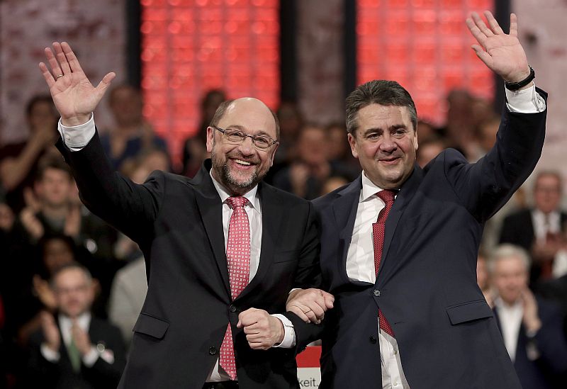 Nastupující předseda německé sociální demokracie Martin Schulz (vlevo) a německý ministr zahraničí  Sigmar Gabriel.