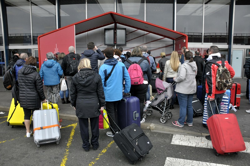Takhle to vypadalo na pařížském letišti Orly po útoku radikála. 