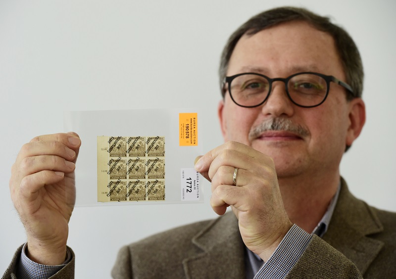 Ředitel aukční síně Burda Auction Richard Burda představil 17. března v Praze nejvzácnější blok československých známek, devítiblok Magyar Posta z roku 1919.