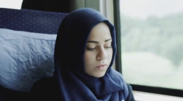 Muslimská dívka vzbuzuje ve svém spolucestujícím zpočátku smíšené pocity.
