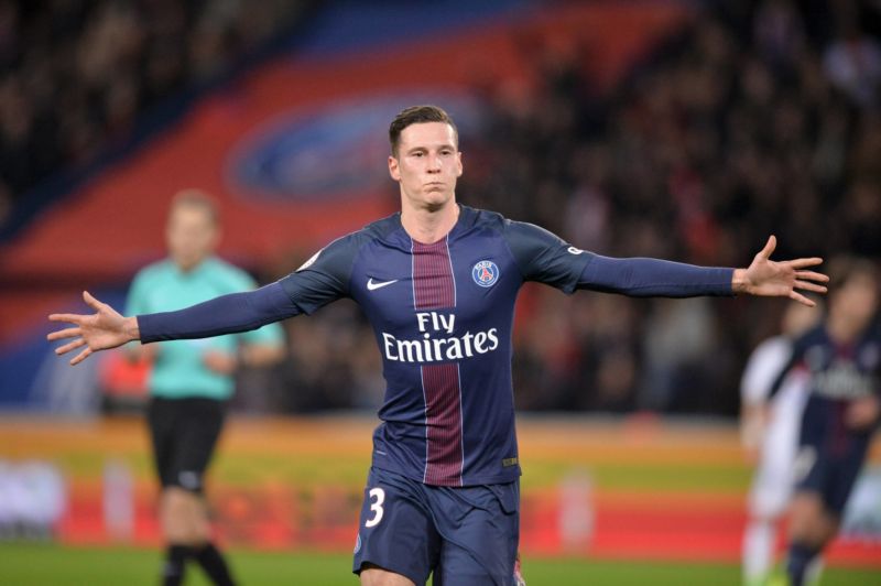 Julian Draxler se raduje z gólu do sítě Lyonu. 