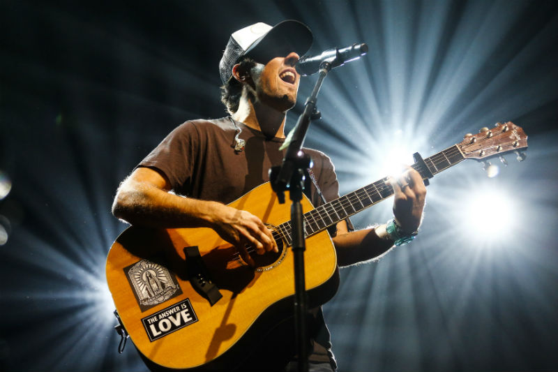 Jason Mraz na koncertě. 