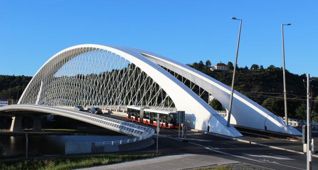 Silniční a tramvajový Trojský most.