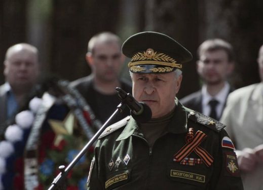 Film Provincial Town of E se zabývá propagandou a jejím dopadem na obyčejný život Rusů.