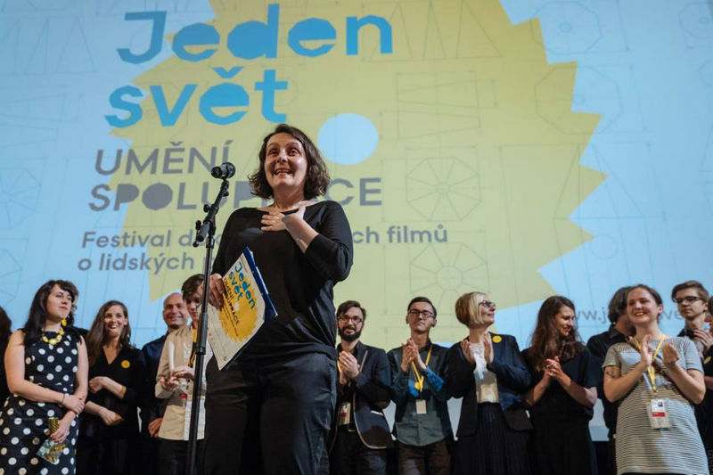Ředitelka festivalu Jeden svět při děkovném proslovu. 