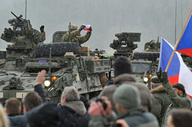 Vítání konvoje amerických vojáků v roce 2015. 