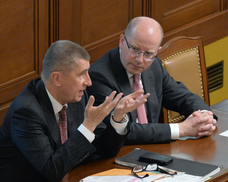 Vicepremiér Andrej Babiš s předsedou vlády Bohuslavem Sobotkou.