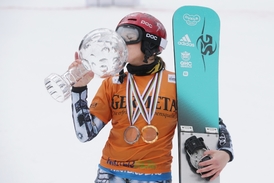 Ester Ledecká s křišťálovým glóbem.