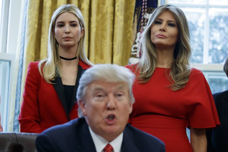 Ivanka Trumpová s otcem-prezidentem Donaldem a macechou Melanií.
