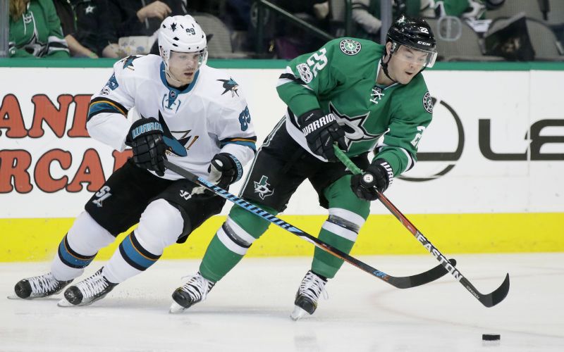 Jiří Hudler (vpravo) v utkání NHL.
