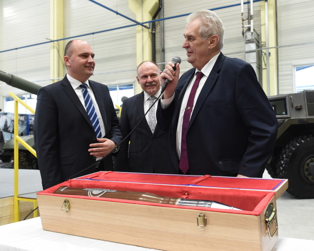 Prezident Miloš Zeman (vpravo) na návštěvě závodu společnosti Excalibur Army ve Šternberku. Na snímku dále jsou hejtman Ladislav Okleštěk (uprostřed) a majitel společnosti Jaroslav Strnad (vlevo). Prezident dostal darem munici pro tank T-55.