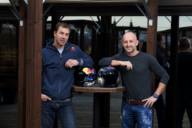 Čeští zástupci v prestižním seriálu Red Bull Air Race - Martin Šonka (vlevo) a Petr Kopfstein.