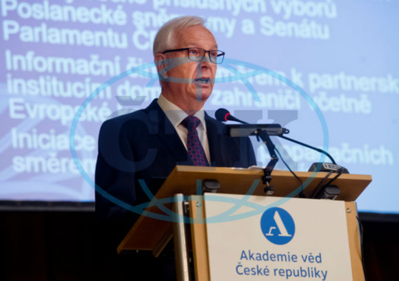 Drahoš při projevu na sněmu Akademie věd. 