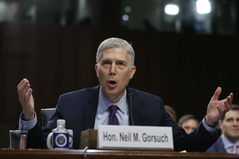  Soudce Neil Gorsuch při druhém kole v justičním výboru. 