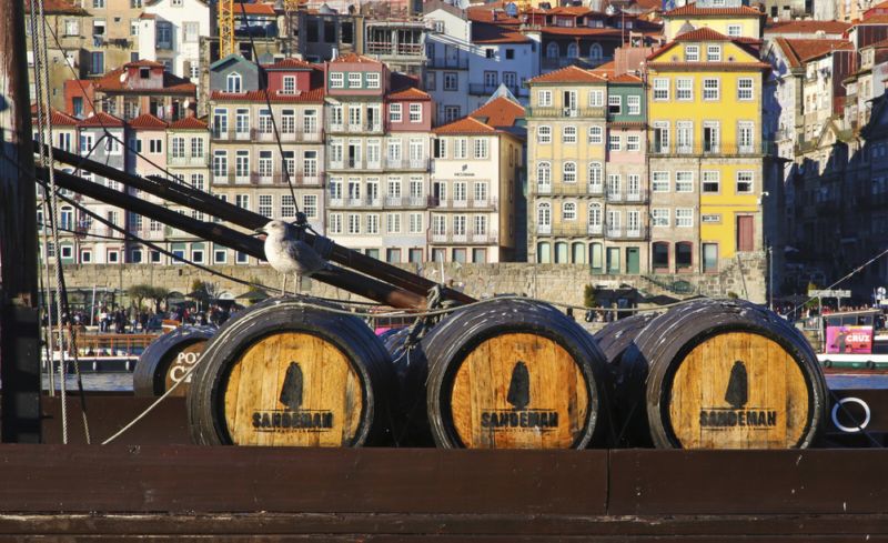 Sudy s portským vínem Sandeman.