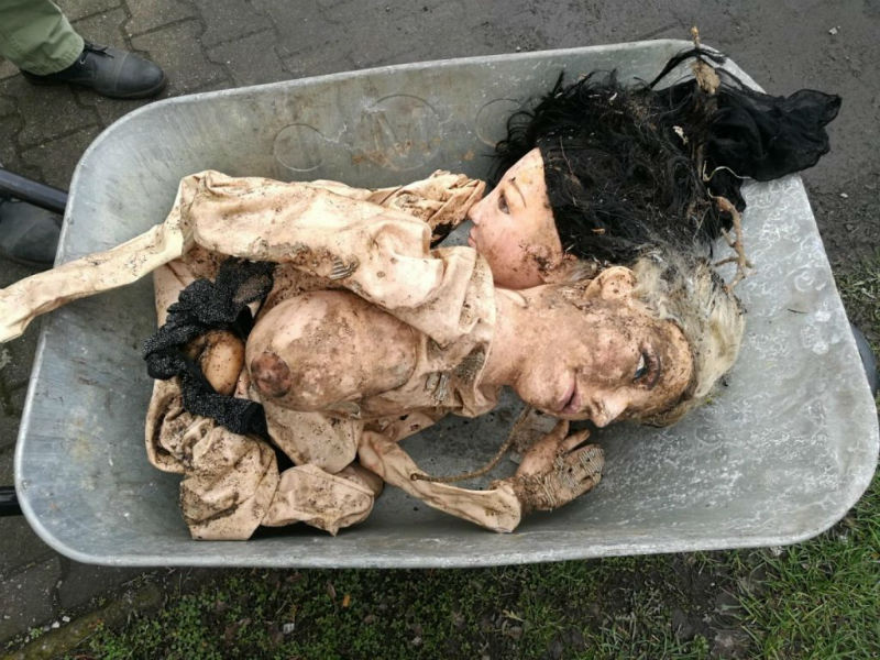 Policisté nenašli mrtvolu, ale naštěstí jen figuríny.