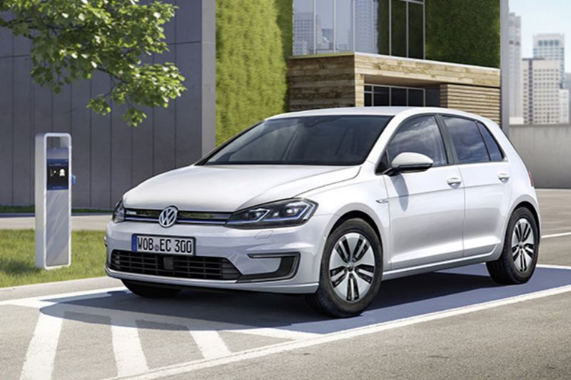 Moidernizovaná řada modelu Golf zahrnuje i hybrid a elektromobil. 