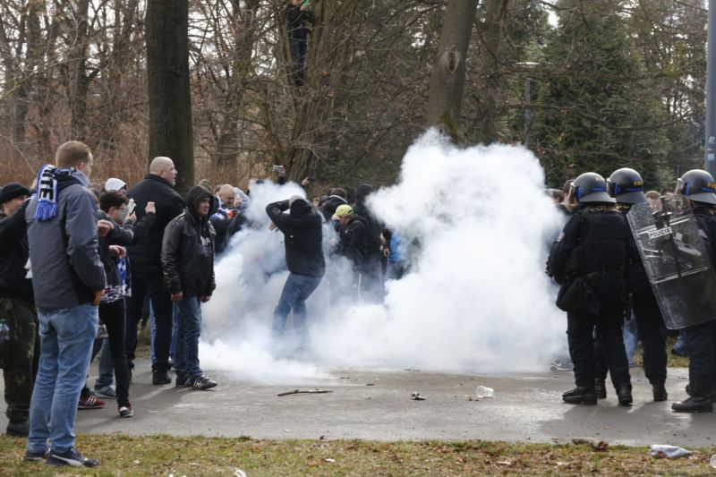 Rozdivočelí fanoušci Baníku a Opavy.