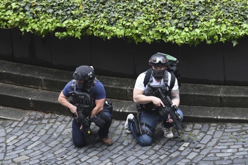 Policisté v ulicích Londýna.