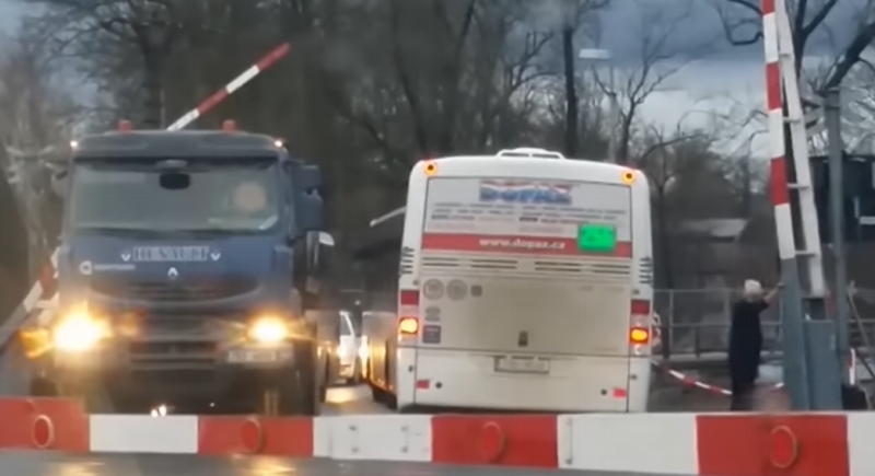 Autobus zůstal stát na železničním přejezdu (ilustrační foto).