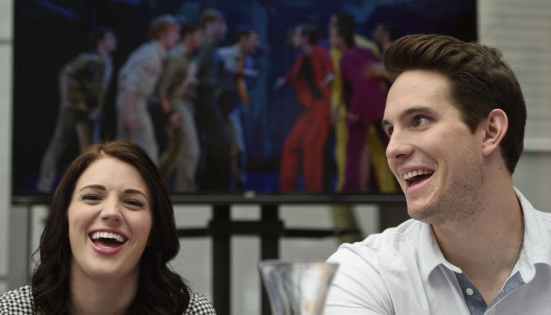 Představitelé Marie Jenna Burnsová a Tonyho Kevin Hack na tiskové konferenci uspořádané 22. března v Praze k broadwayské produkci muzikálu West Side Story na scéně Kongresového centra Praha.