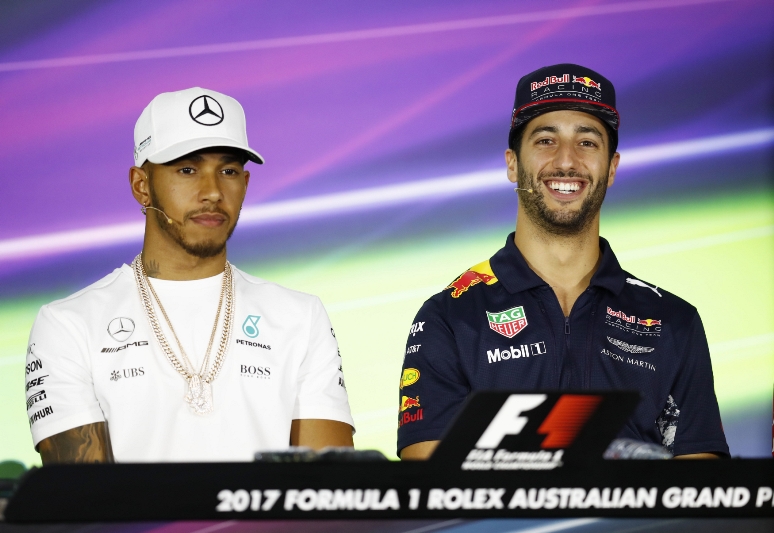 Lewis Hamilton (vlevo) a Daniel Ricciardo.