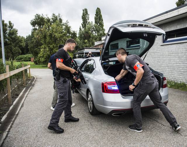 Policie prohledává auto.