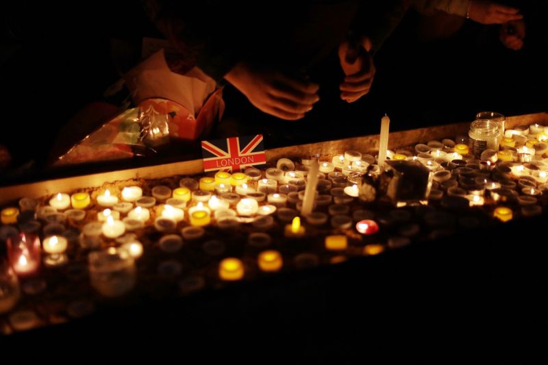 Na Trafalgarském náměstí zapalovali lidé z davu množství svíček.