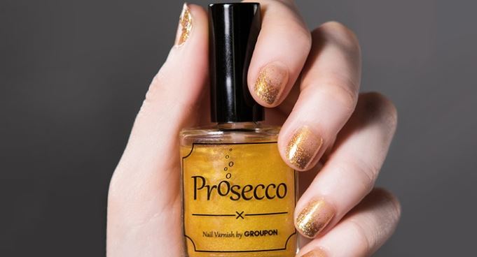 Lak na nehty s příchutí prosecca.