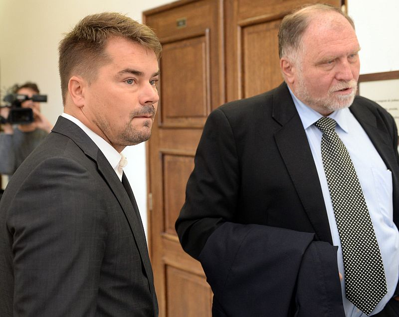 Marek Dalík u soudu, vpravo je jeho obhájce Tomáš Sokol.
