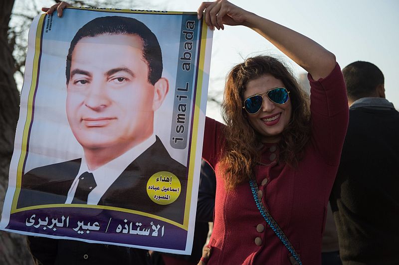 Žena držící podobiznu s bývalým egyptským prezidentem Husním Mubarakem.