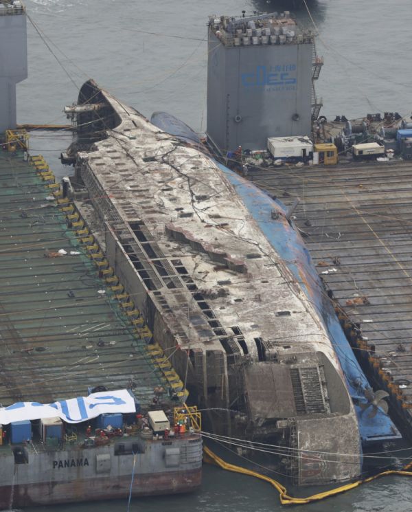 Potopený jihokorejský trajekt Sewol.